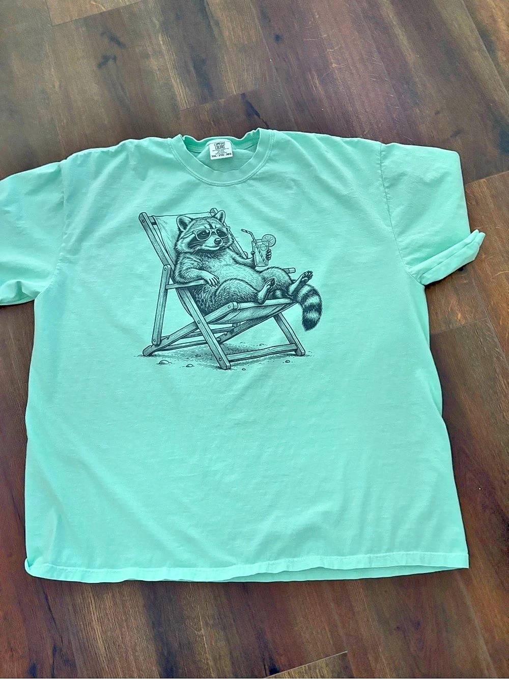 Comfort Colors Unisex Raccoon Relaxing Beach Chair Graphic Tee Green 3XL